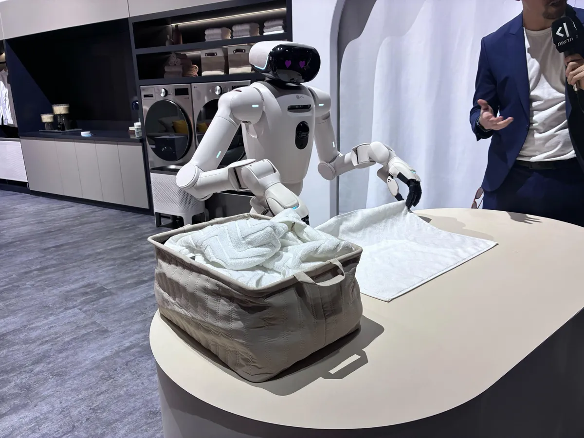 LG Shows Smart Laundry-Folding Robot Ahead of CES 2026